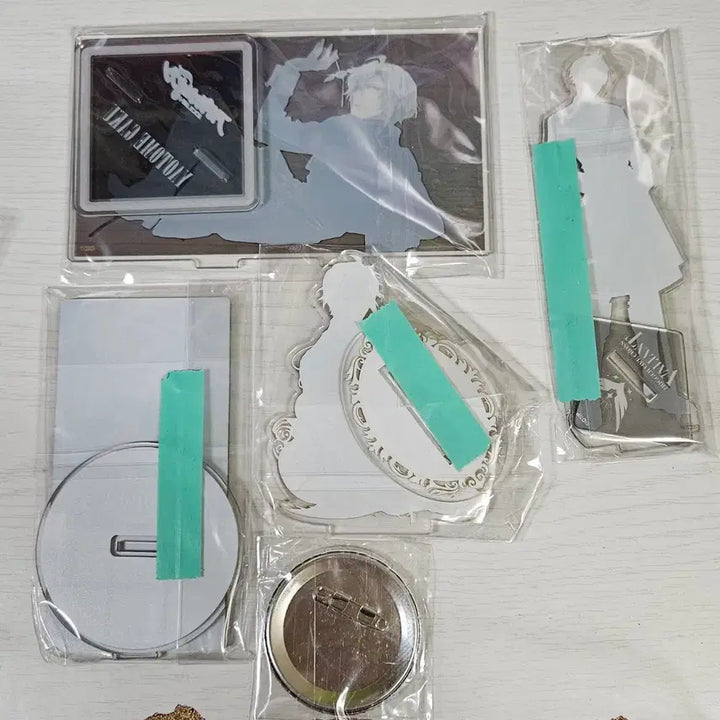 [BUNJANG] TRIGGER Yaotome Gaku Acrylic Stand and Can Badge Bundle Set / 아이나나 야오토메 가쿠 트리거 아크릴 스탠드 캔뱃지 일괄