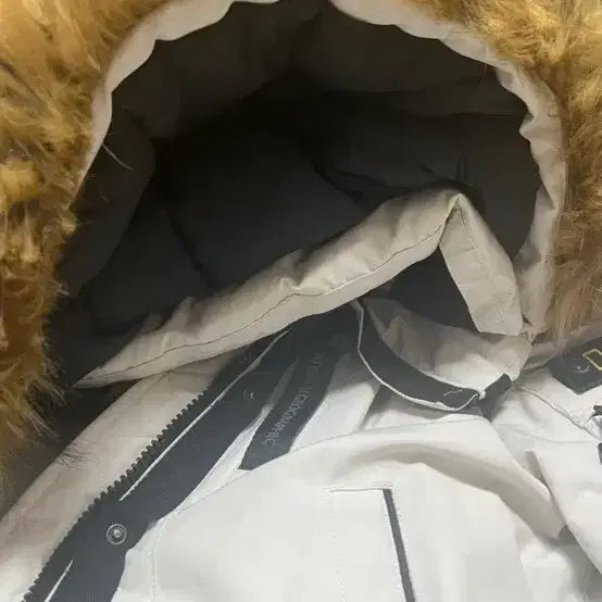 [SOLD OUT] 내셔널지오그래픽 타루가 흰색 패딩