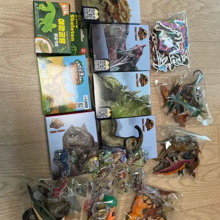 [BUNJANG] Pokemon &amp; Dinosaur Figure Bundle / 포켓몬 피규어 뱃지 공룡 피규어