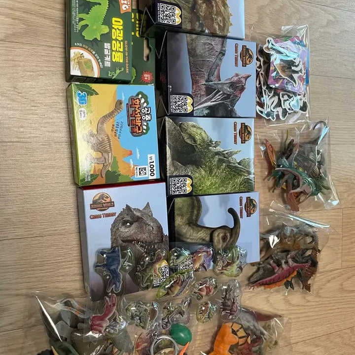 [BUNJANG] Pokemon &amp; Dinosaur Figure Bundle / 포켓몬 피규어 뱃지 공룡 피규어