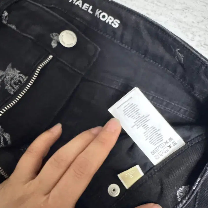 [BUNJANG] Michael Kors Black Jeans Flower Print Cut-off Hem / [정품] 마이클코어스 - 블랙진 (플라워 프린트 데님 S/S - 팬츠)