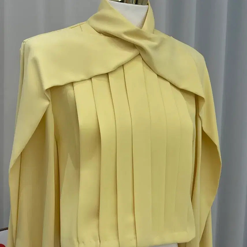 [BUNJANG] Yellow Balloon Sleeve Cropped Blouse / 촤르르 옐로우 블라우스 택포 33,000원