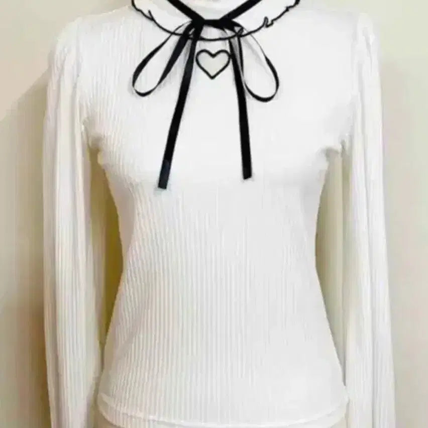 [BUNJANG] Maz Heart Punching Frill Knit White / 마즈 하트 펀칭 프릴니트 화이트