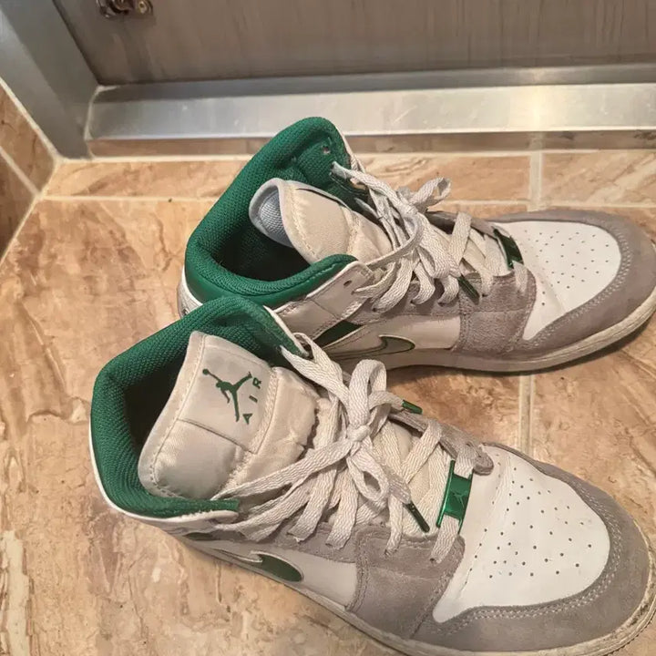 [BUNJANG] Nike Jordan 1 Mid SE Pine Green Sneakers / 나이키 조던 1 미드 SE 파인 그린 250
