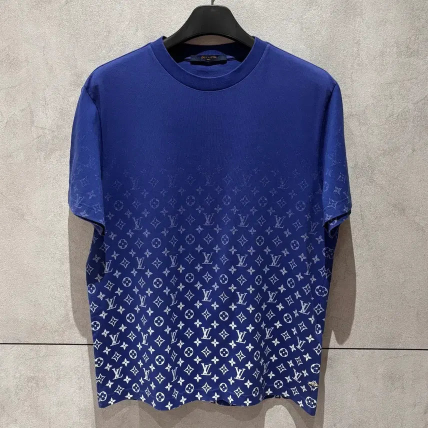 [SOLD OUT] A+ / L (103) 루이비통 그라데이션 반팔티 블루 백화점판