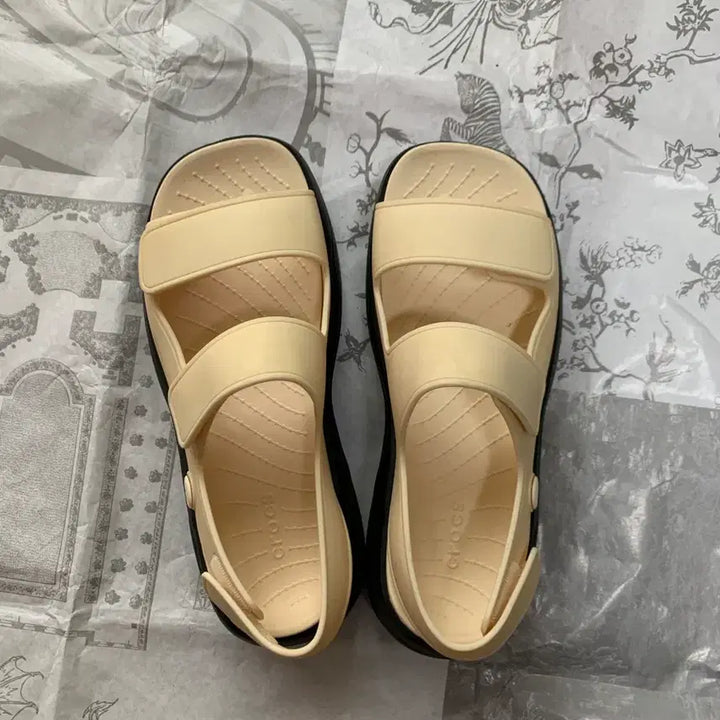 [BUNJANG] Crocs Beige Sandals / 크록스 샌들 베이지