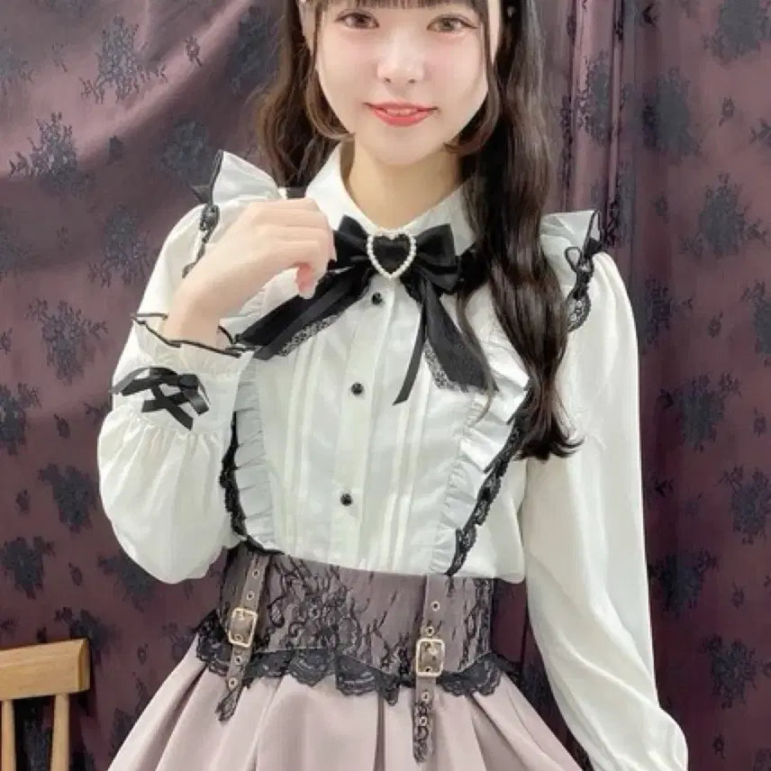 [BUNJANG] Frill Ruffle Heart Brooch Blouse White Black / 로지타 프릴 러플 하트 브로치 블라우스 화이트 블랙 양산형 지뢰계
