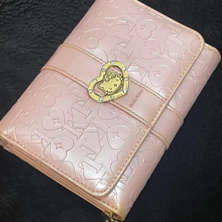 [SOLD OUT] 고전 키티 모노그램 에나멜 중지갑 갸루 핑크