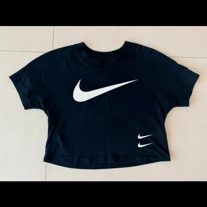 [SOLD OUT] 나이키 여성 스우시 크롭 반팔 티 블랙