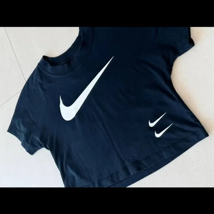 [SOLD OUT] 나이키 여성 스우시 크롭 반팔 티 블랙