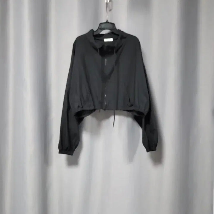 [SOLD OUT] 오버핏 크롭 바람막이