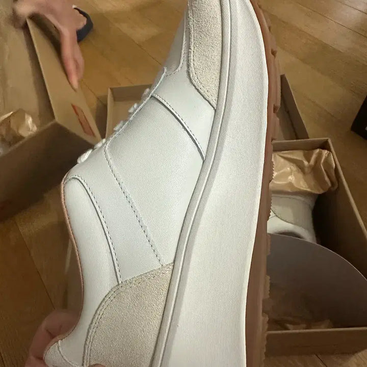 [SOLD OUT] 핏플랍 화이트 레더 스니커즈 235