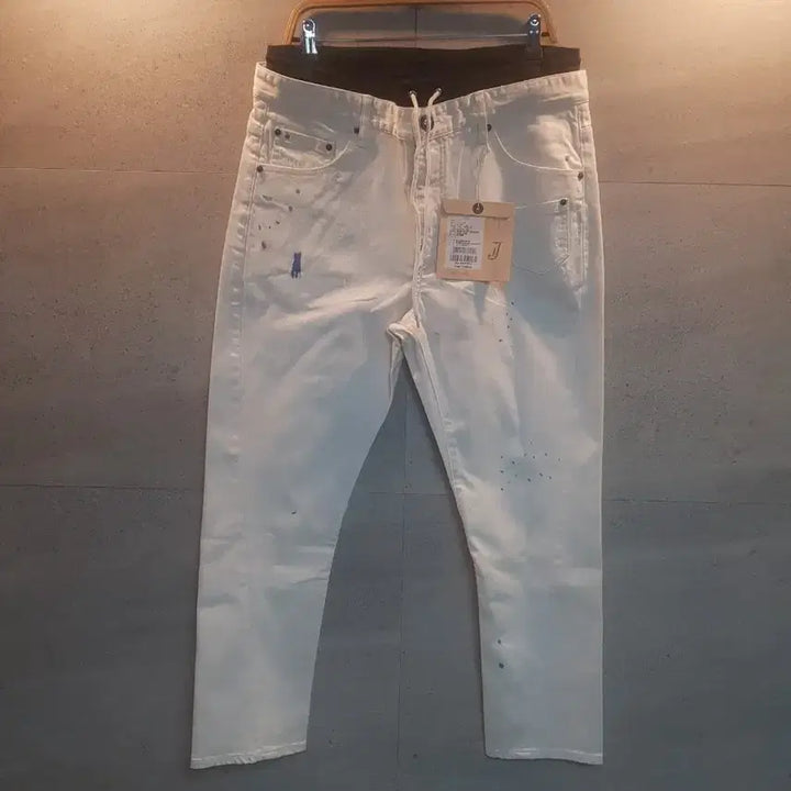 [SOLD OUT] Jieor 화이트 페인팅 데미지 팬츠