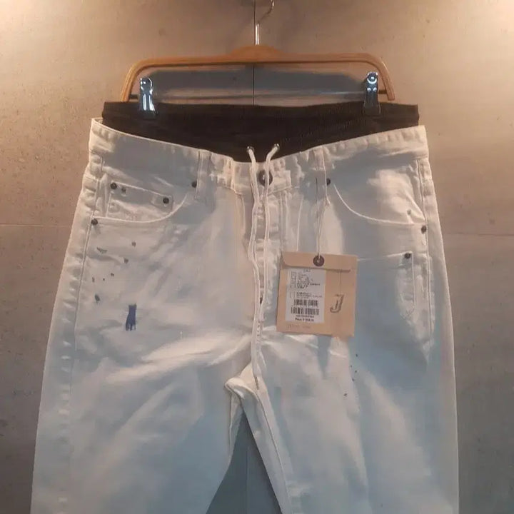 [SOLD OUT] Jieor 화이트 페인팅 데미지 팬츠