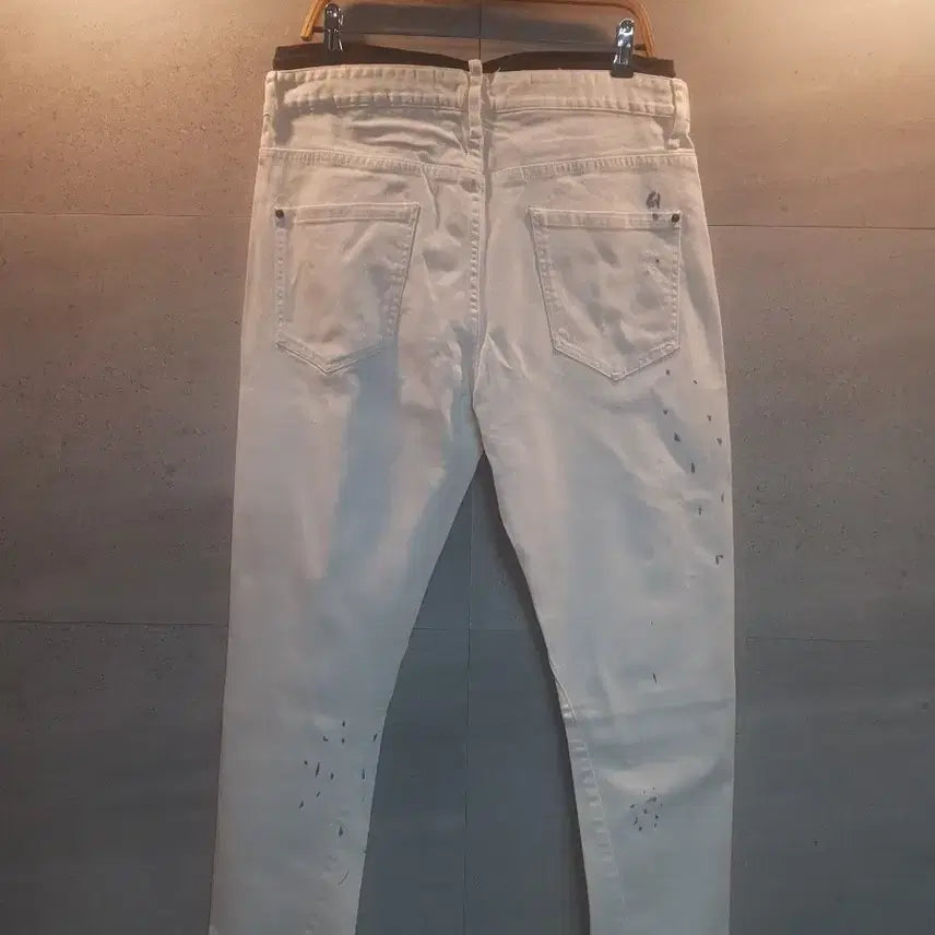 [SOLD OUT] Jieor 화이트 페인팅 데미지 팬츠
