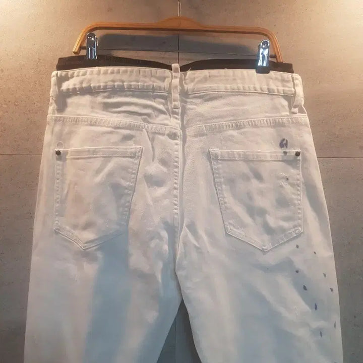 [SOLD OUT] Jieor 화이트 페인팅 데미지 팬츠