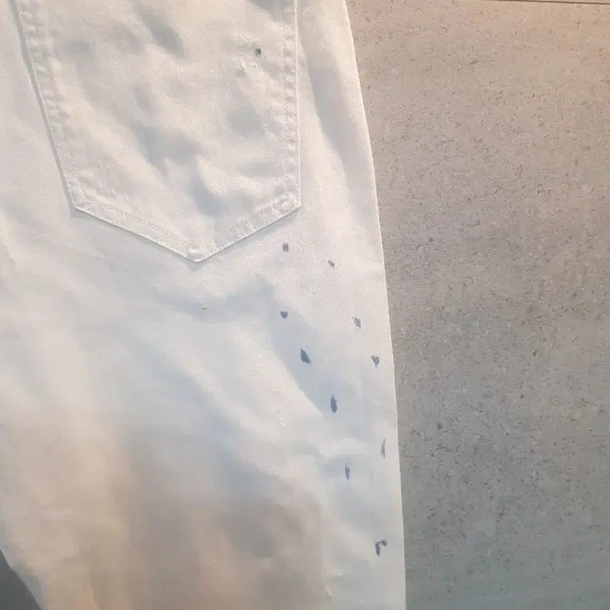 [SOLD OUT] Jieor 화이트 페인팅 데미지 팬츠