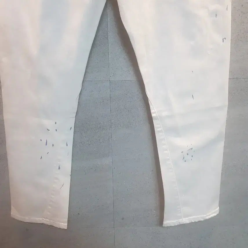 [SOLD OUT] Jieor 화이트 페인팅 데미지 팬츠