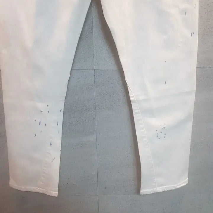 [SOLD OUT] Jieor 화이트 페인팅 데미지 팬츠