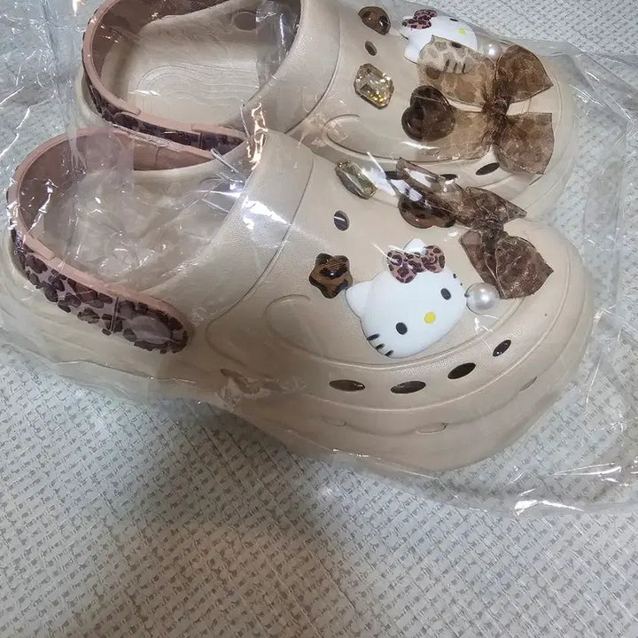 [SOLD OUT] 키티 샌들 크록스 신발입니다240mm