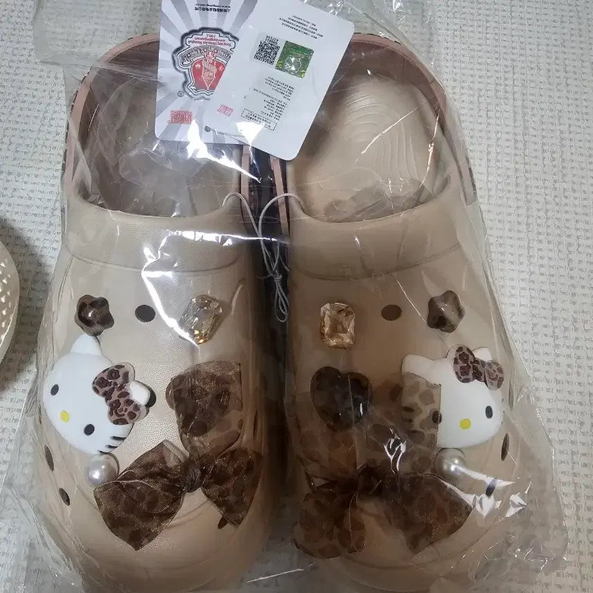 [SOLD OUT] 키티 샌들 크록스 신발입니다240mm
