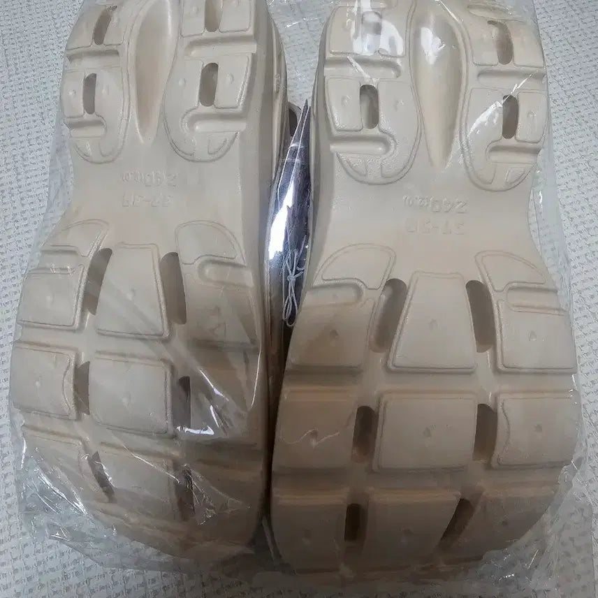 [SOLD OUT] 키티 샌들 크록스 신발입니다240mm