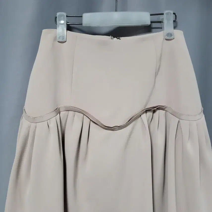 [SOLD OUT] 곡선 라인 주름 스커트