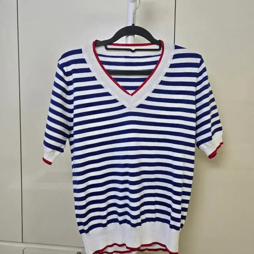 [BUNJANG] Striped V-Neck Short Sleeve Knit Top / 스트라이프 V넥 반팔 니트
