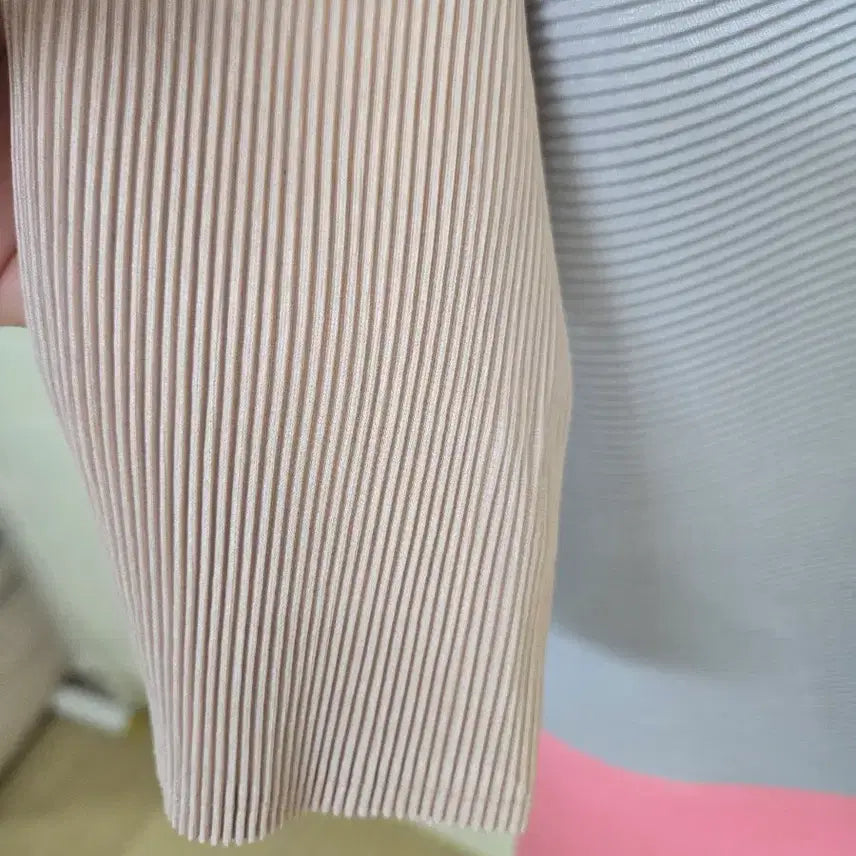 [SOLD OUT] 배색 플리츠 카라넥 셔츠 블라우스