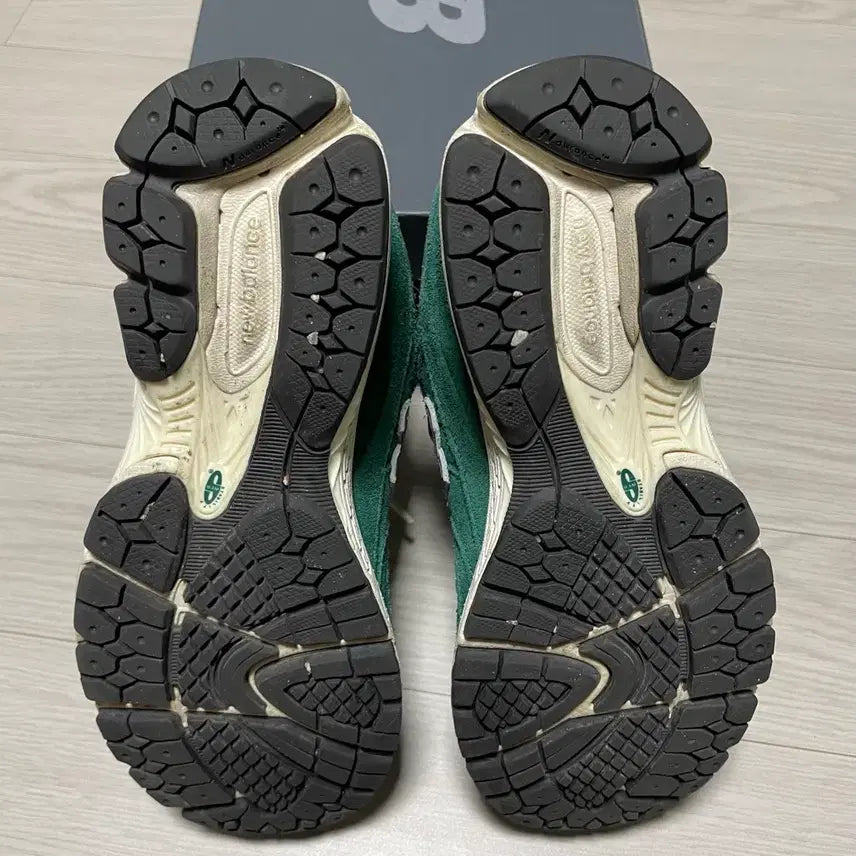 [BUNJANG] New Balance 2002R Nightwatch Green / 뉴발란스 2002R 나이트워치 그린 230