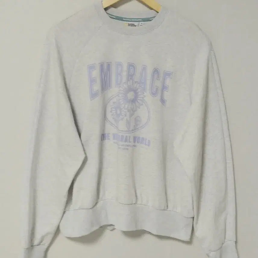 [BUNJANG] National Geographic EMBRACE Flower Graphic Sweatshirt (Ivory, S) / [90/S] 내셔널지오그래픽 맨투맨 (EMBRACE 꽃 그래픽) 아이보리