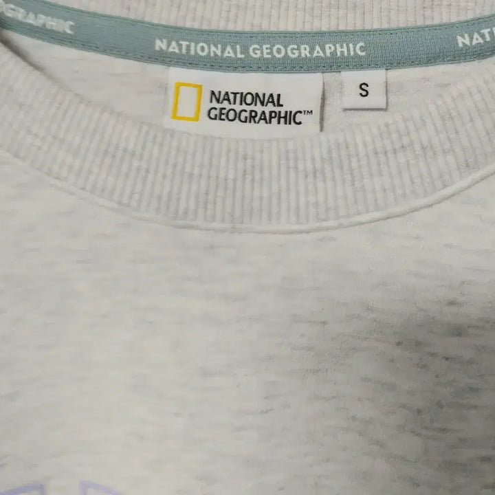 [BUNJANG] National Geographic EMBRACE Flower Graphic Sweatshirt (Ivory, S) / [90/S] 내셔널지오그래픽 맨투맨 (EMBRACE 꽃 그래픽) 아이보리