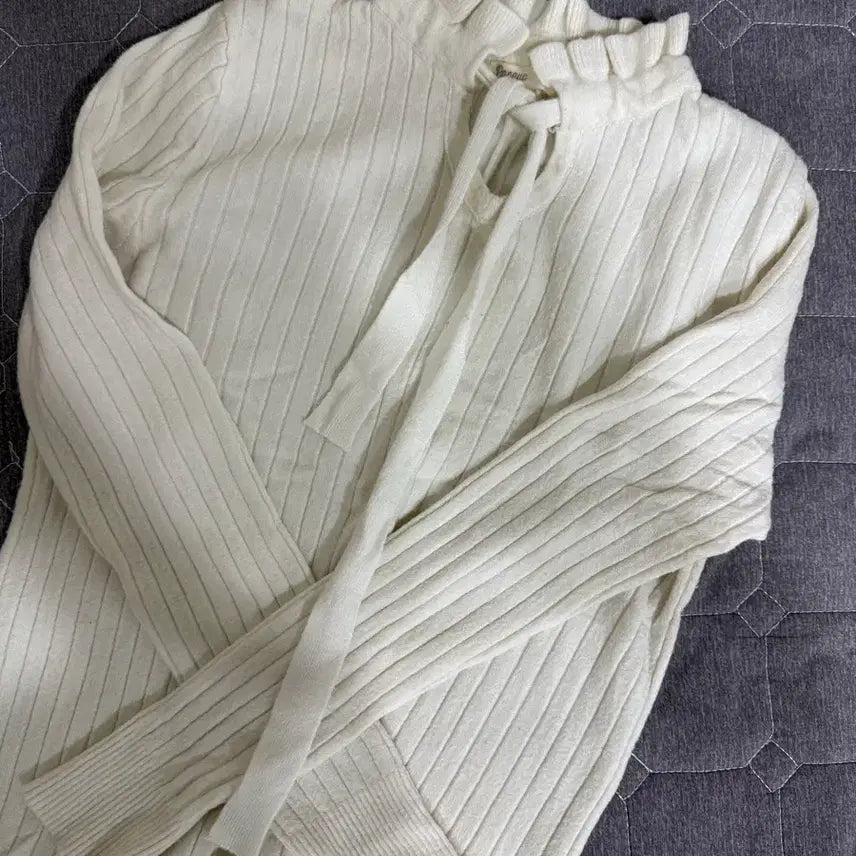 [BUNJANG] Papaya Ivory Frill Neck Ribbed Knit Sweater / 아이보리 프릴넥 골지 니트