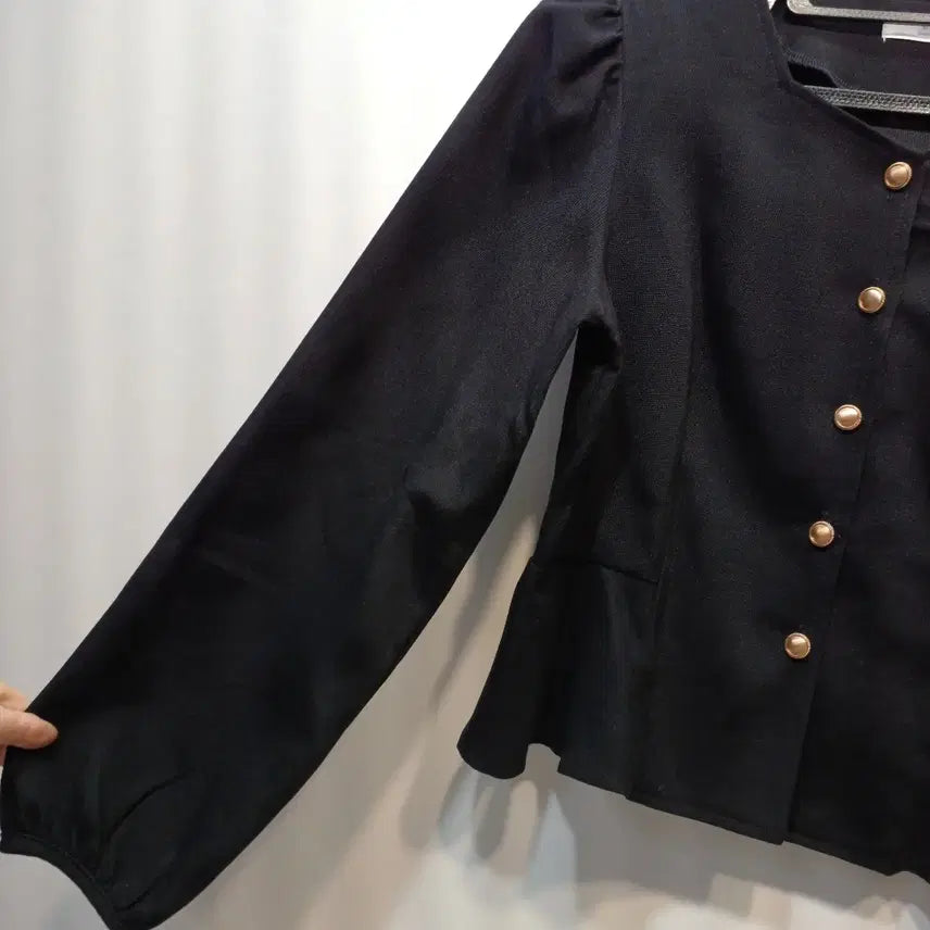 [BUNJANG] Black Gold Button Blouse / 블랙 금장 버튼 블라우스85사이즈봄가을 64219