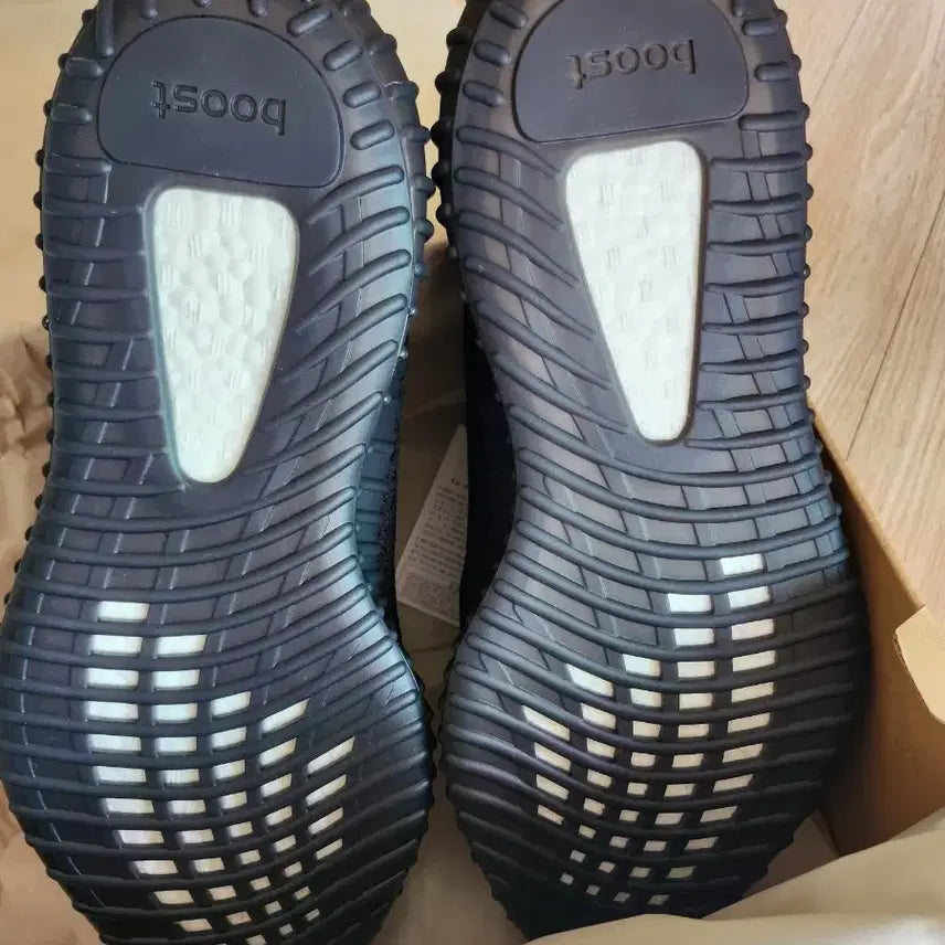 [BUNJANG] Adidas Yeezy Boost 350 V2 Black Sneakers / 아디다스 이지부스트 350 V2 블랙