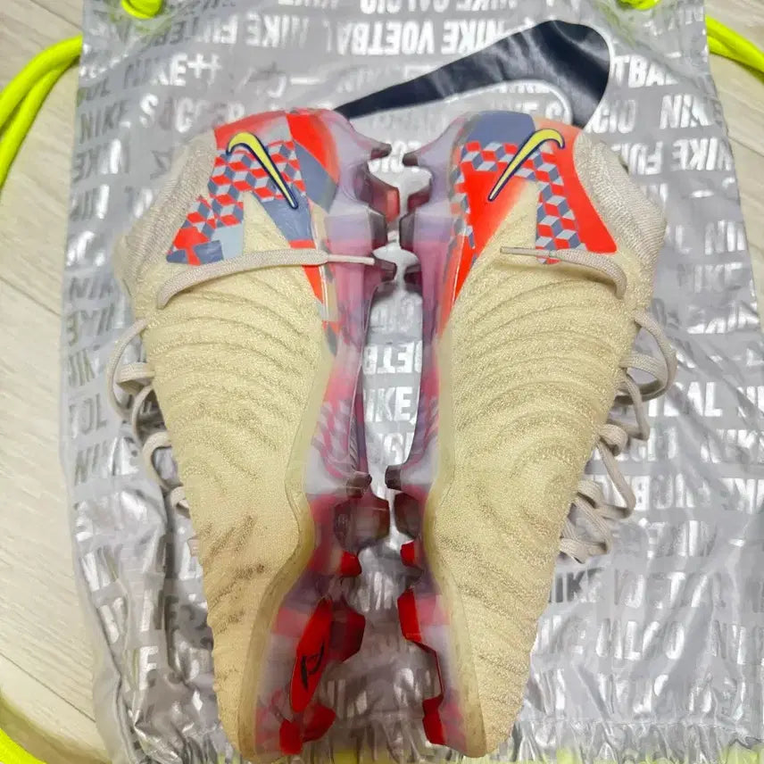[BUNJANG] Nike Phantom GT Luna 2 240 Soccer Cleats / 나이키 팬텀GT 루나2 240 헌정판