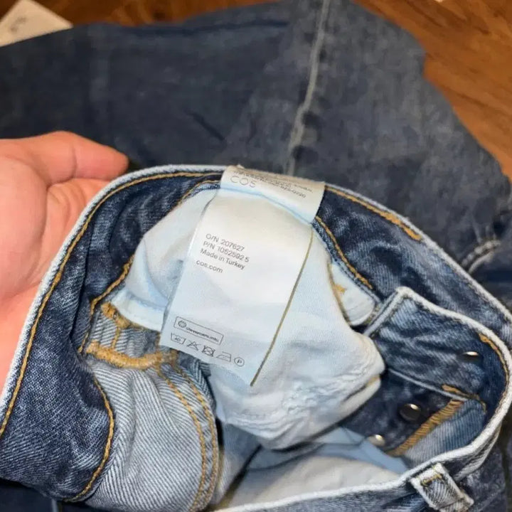 [SOLD OUT] COS 코스 중청 부츠컷 데님 플레어진 48(32인치)