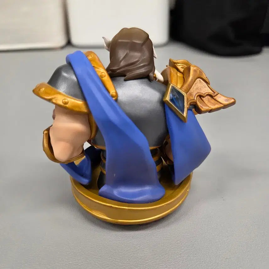 [BUNJANG] Pop Mart Hearthstone Uther Figure / 팝마트 하스스톤 우서 피규어