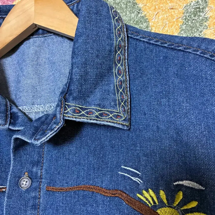 [SOLD OUT] 105 자수 데님 반팔 셔츠