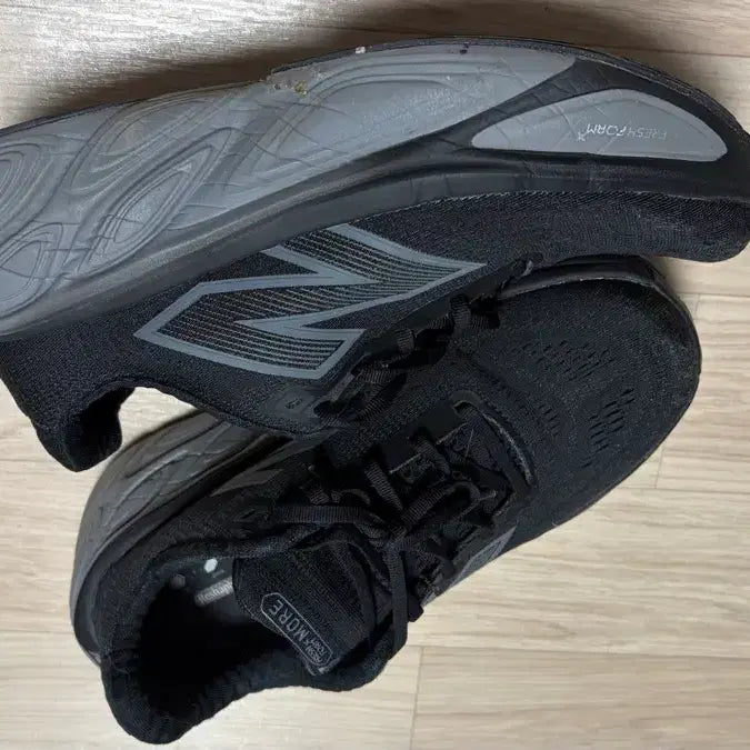 [SOLD OUT] 정품) 뉴발란스 모어5 런닝화 265mm 4e
