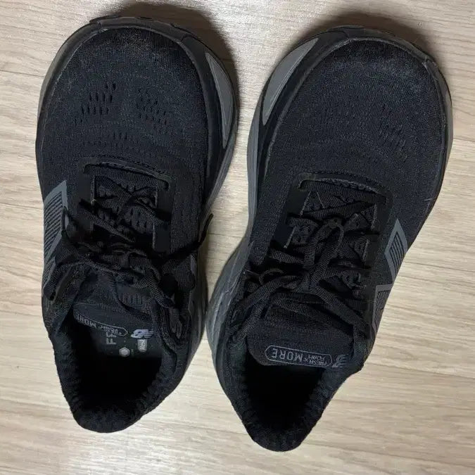 [SOLD OUT] 정품) 뉴발란스 모어5 런닝화 265mm 4e