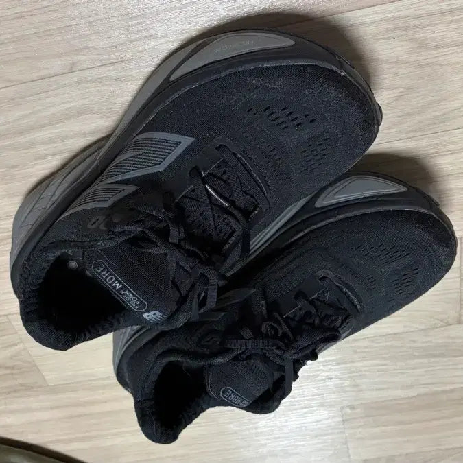 [SOLD OUT] 정품) 뉴발란스 모어5 런닝화 265mm 4e