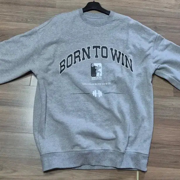 [BUNJANG] BORN TO WIN Workout Club Crewneck Sweatshirt / [BORN TO WIN] 워크아웃 클럽 크루넥 맨투맨 (사이즈 1)