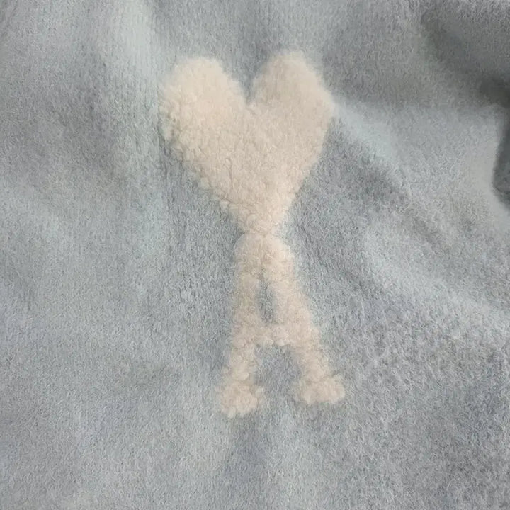 [SOLD OUT] 아미 알파카스카이 블루 하트 로고 가디건