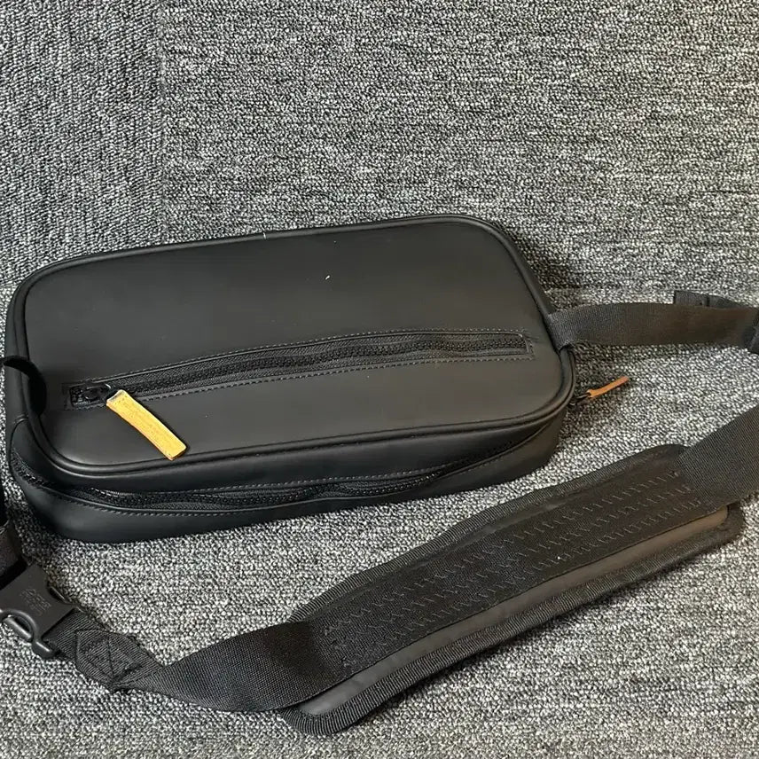 [BUNJANG] Adidas Black Crossbody Bag / 아디다스 블랙 크로스백