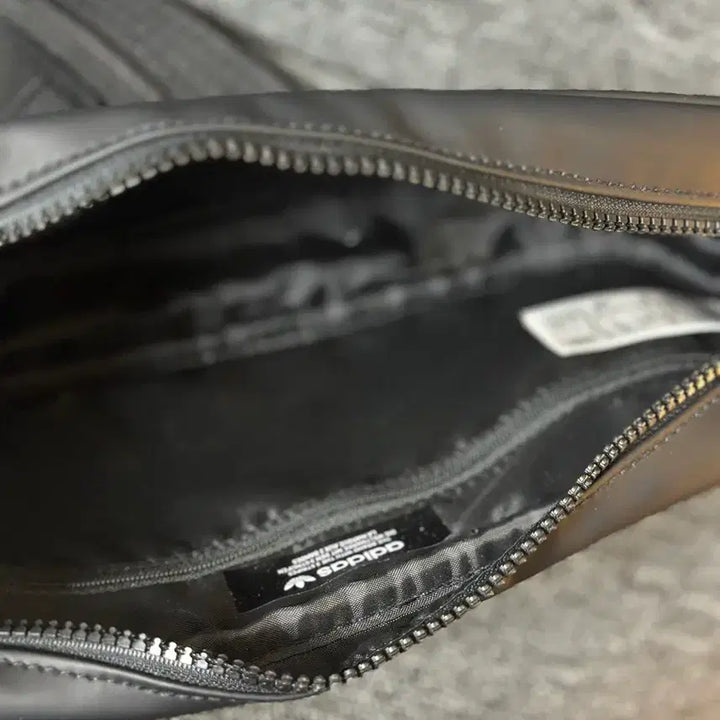 [BUNJANG] Adidas Black Crossbody Bag / 아디다스 블랙 크로스백