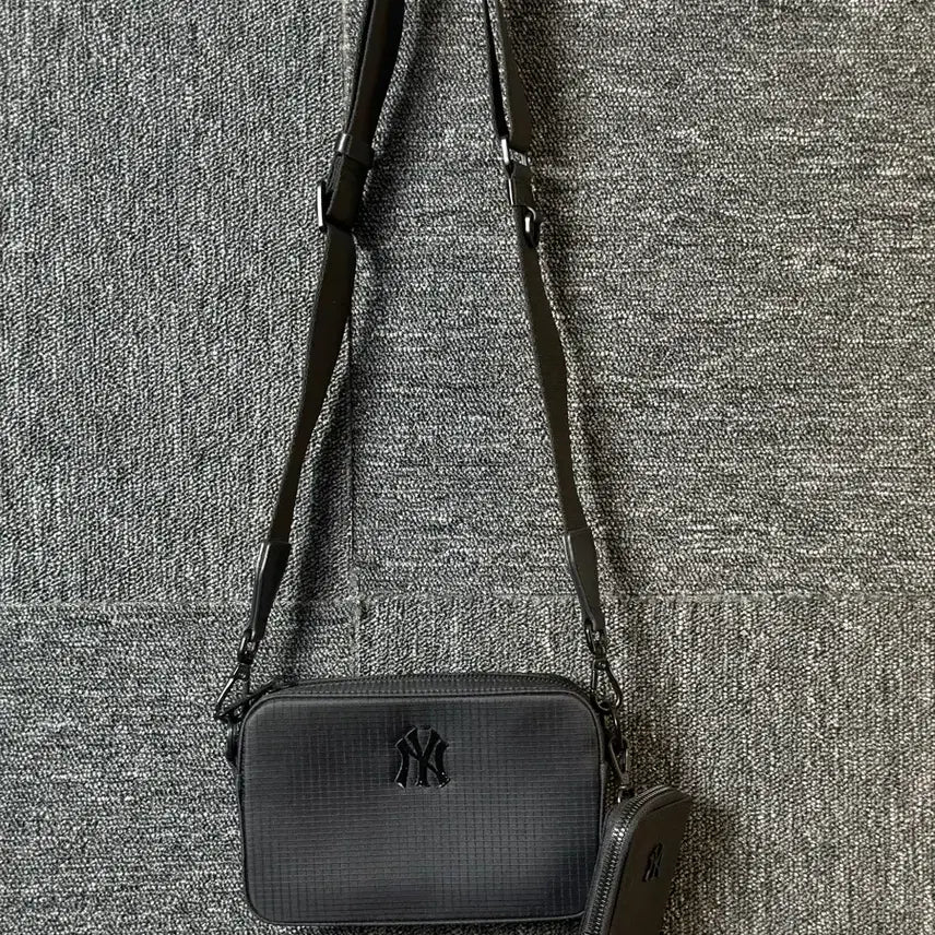 [BUNJANG] MLB New York Yankees Crossbody Bag / MLB 뉴욕 양키스 크로스백 블랙