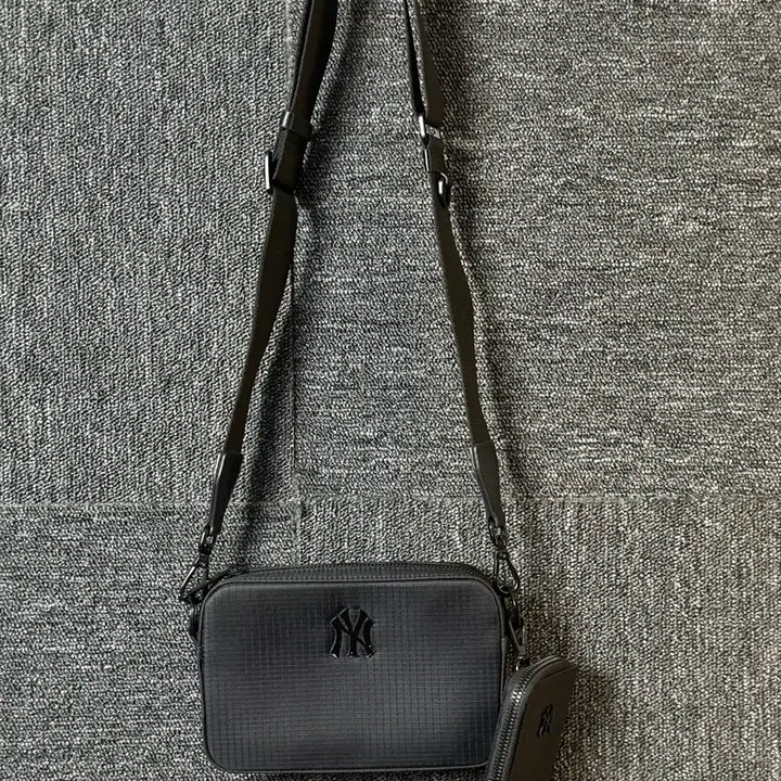 [BUNJANG] MLB New York Yankees Crossbody Bag / MLB 뉴욕 양키스 크로스백 블랙