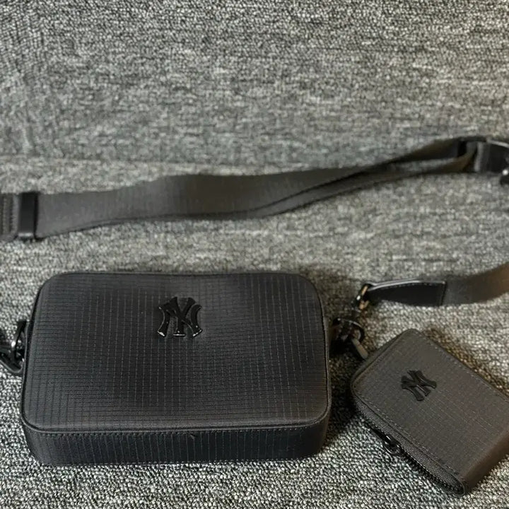 [BUNJANG] MLB New York Yankees Crossbody Bag / MLB 뉴욕 양키스 크로스백 블랙