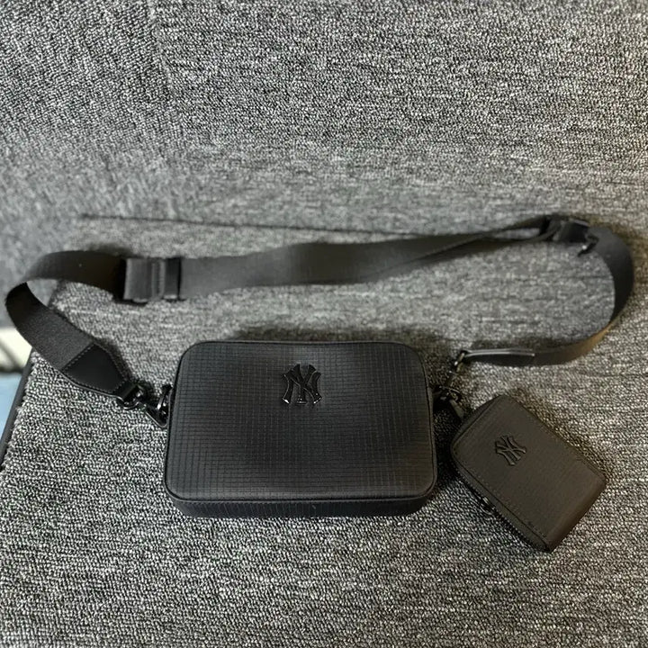 [BUNJANG] MLB New York Yankees Crossbody Bag / MLB 뉴욕 양키스 크로스백 블랙